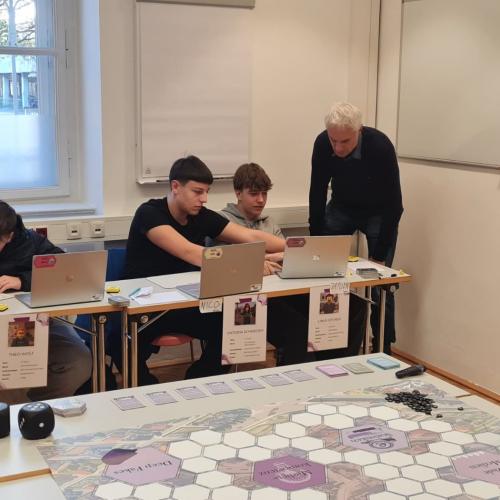 Medienkompetenz im Fokus:  Planspiel für die 1aBURO und 1bBURO