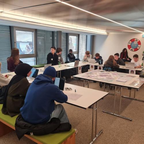 Medienkompetenz im Fokus:  Planspiel für die 1aBURO und 1bBURO